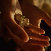 Bang & Olufsen - Beoplay EX Draadloze Bluetoothoortelefoon met microfoon, actieve ruisonderdrukking en USBCoplader, waterdichte oordopjes, 20 uur speeltijd,eén maat - Gold Tone