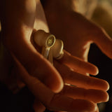 Bang & Olufsen - Beoplay EX Draadloze Bluetoothoortelefoon met microfoon, actieve ruisonderdrukking en USBCoplader, waterdichte oordopjes, 20 uur speeltijd,eén maat - Gold Tone