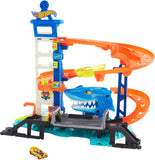 Hot Wheels City Ontsnap aan de Haai speelset, met 1 Hot Wheels auto, een op nemesis gebaseerde racebaan, kan aan andere sets worden gekoppeld, speelgoed voor kinderen vanaf 4 jaar, HDP06