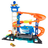 Hot Wheels City Ontsnap aan de Haai speelset, met 1 Hot Wheels auto, een op nemesis gebaseerde racebaan, kan aan andere sets worden gekoppeld, speelgoed voor kinderen vanaf 4 jaar, HDP06