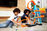 Hot Wheels Wolkenkrabber Crash 61 cm hoge baanset met gemotoriseerde booster racen met meerdere wagens oranje baandelen loops stunten en racen voor kinderen van 5 jaar inclusief 1 Hot Wheels auto